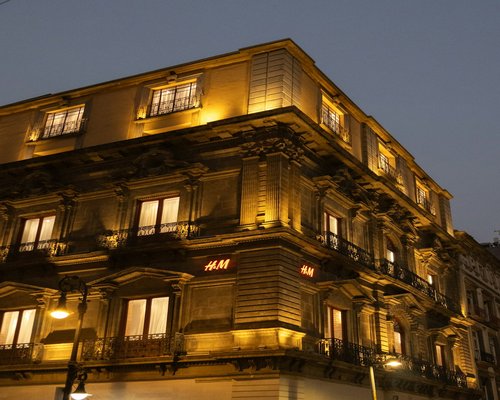 Detalle de oficina iluminada en CDMX